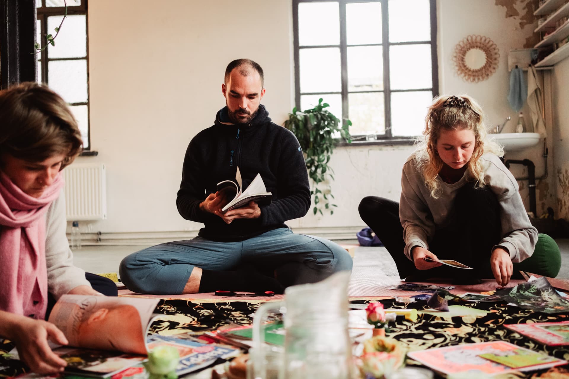 Teilnehmende in einer Yoga- und Schreib-Session mit Notizbüchern und Matten