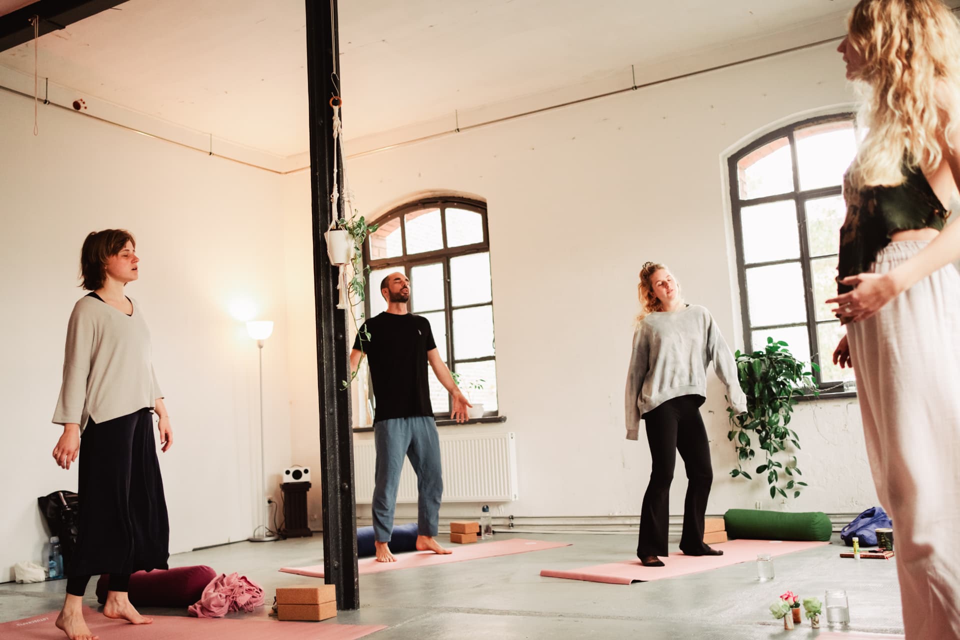 Stehende Praxis in einem hellen Loft-Studio
