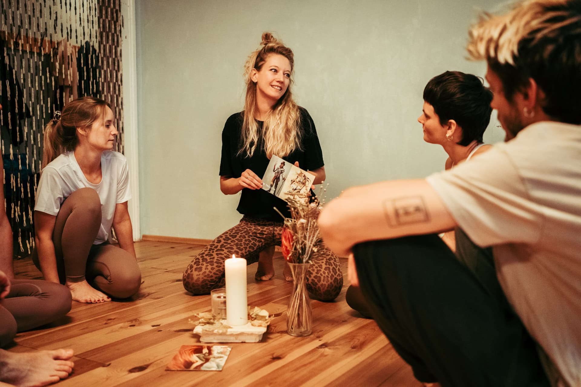 Ann-Sophie leitet einen Workshop mit Teilnehmenden im Kreis
