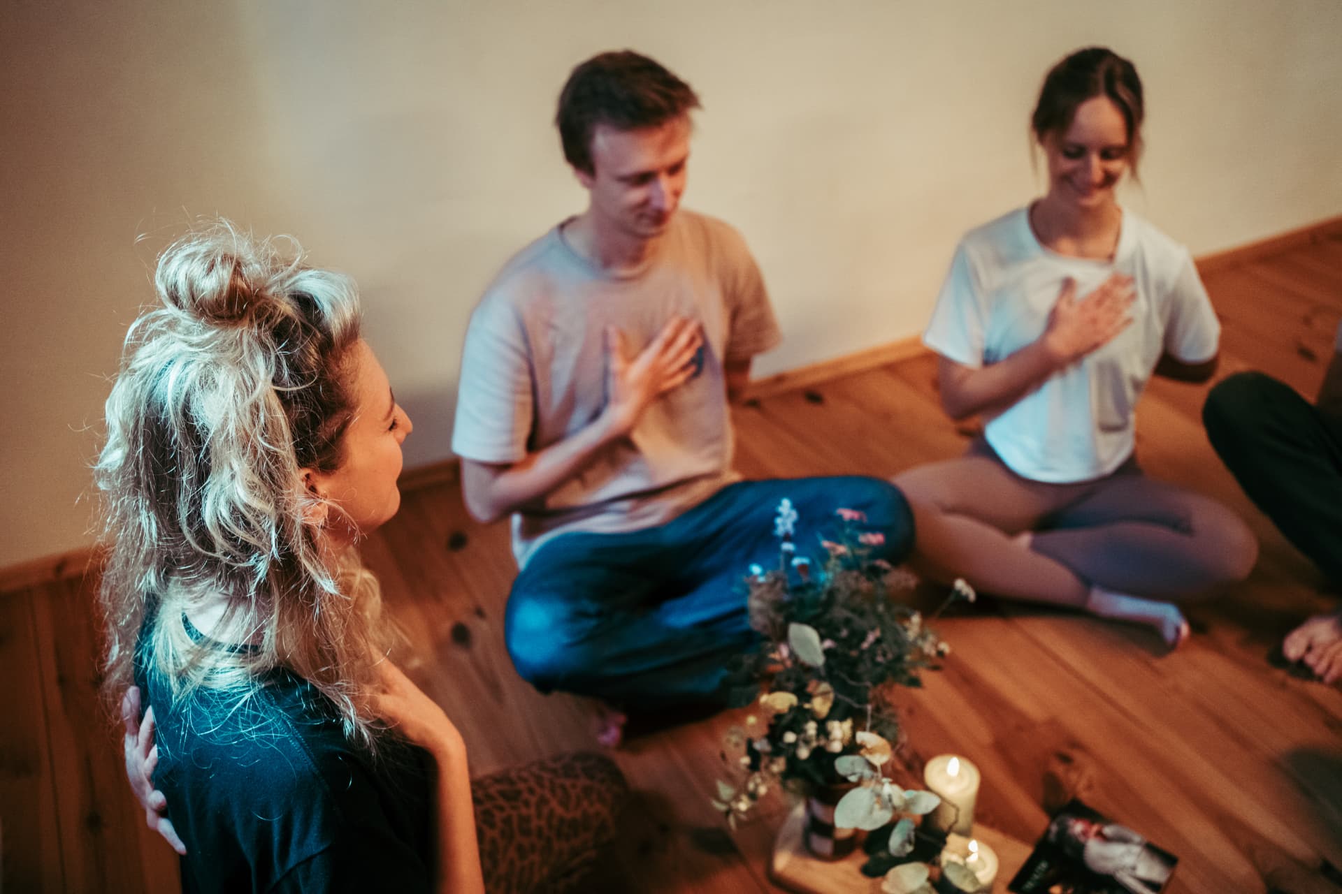 Teilnehmende im Kreis mit Händen auf dem Herzen